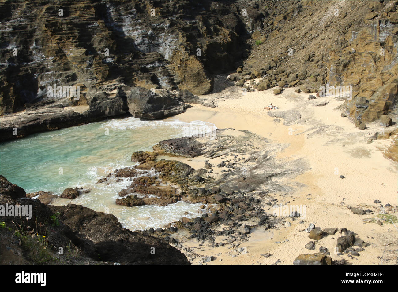 Holona Beach Cove. Insel Oahu, Hawaii, USA. Touristen sind sichtbar auf den Strand. Stockfoto