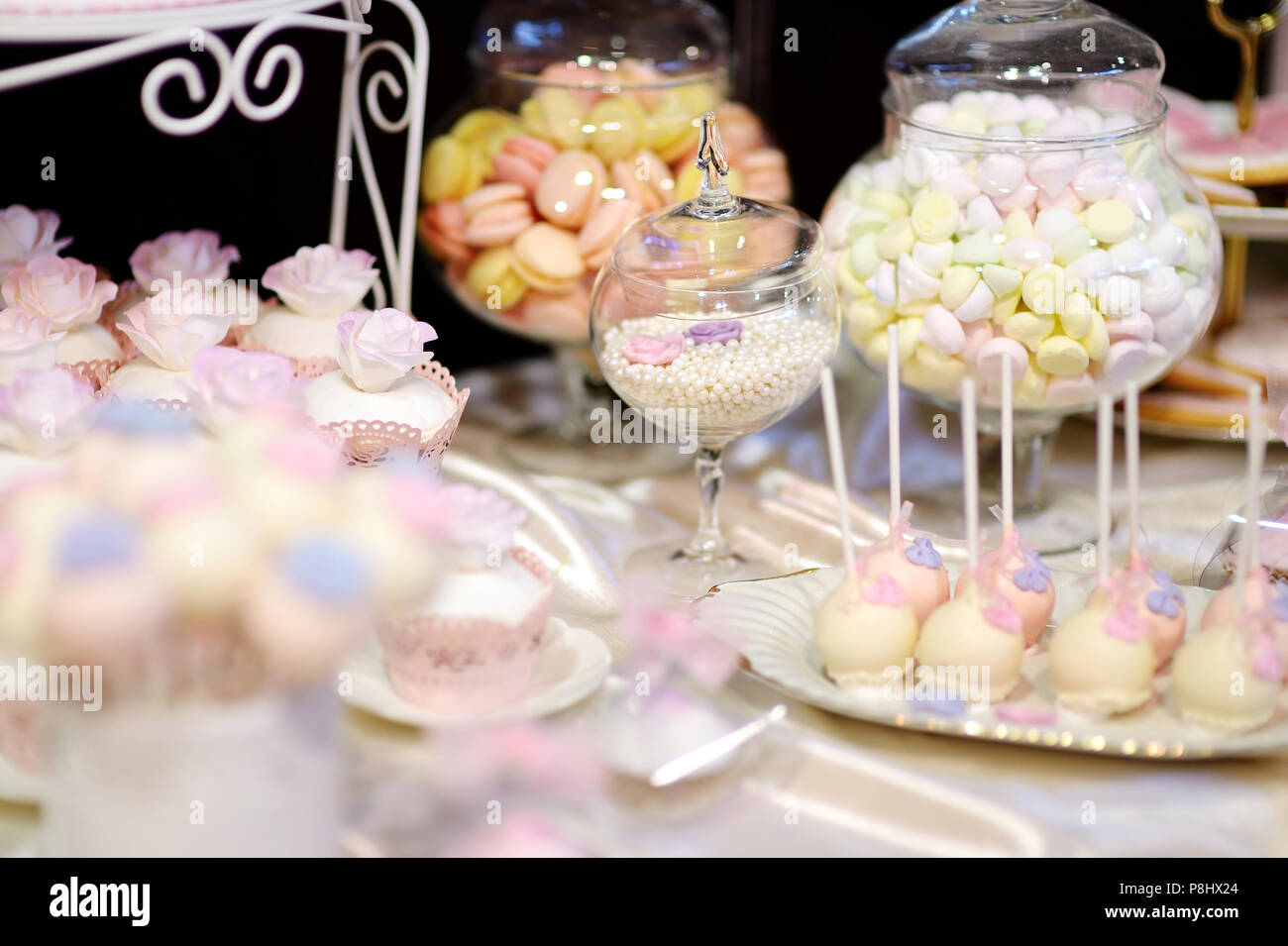 Verschiedene verziert bunten Bonbons auf einem weißen Tisch Stockfoto