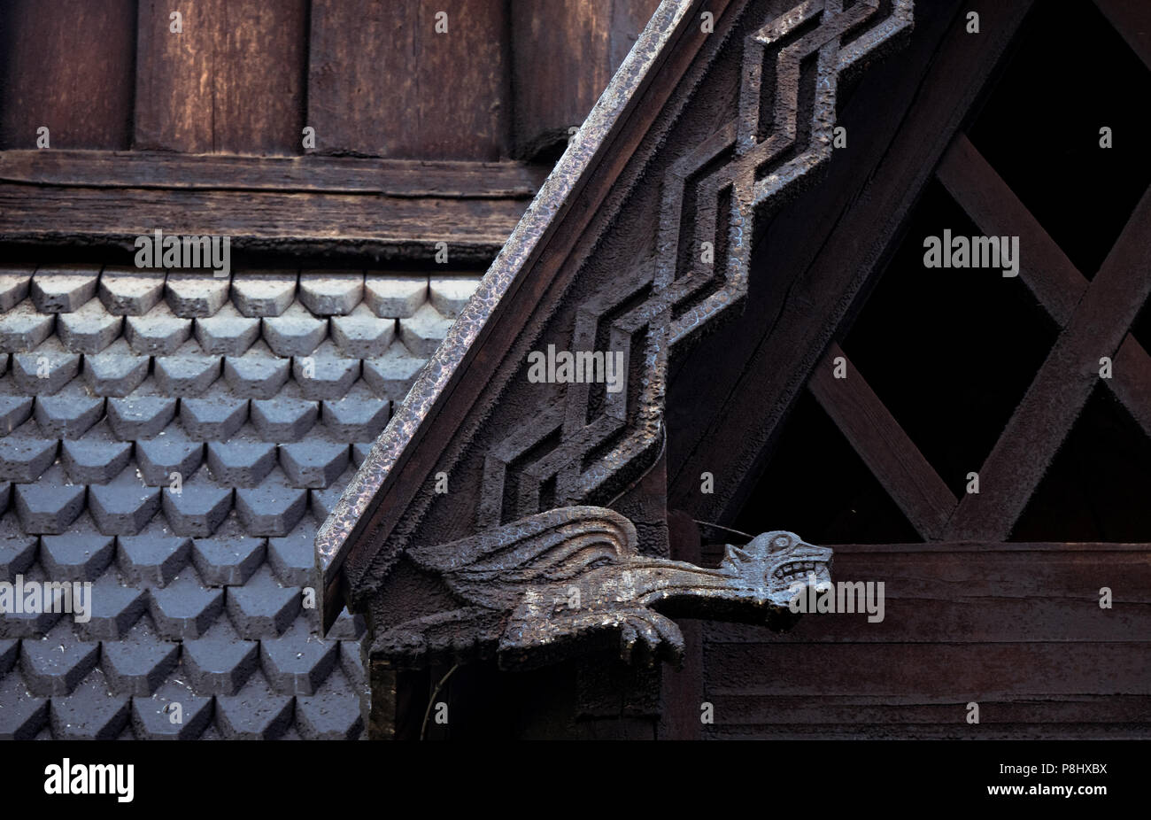 Mittelalterliche norwegische Stabkirche Carving und Dach detail. Stockfoto