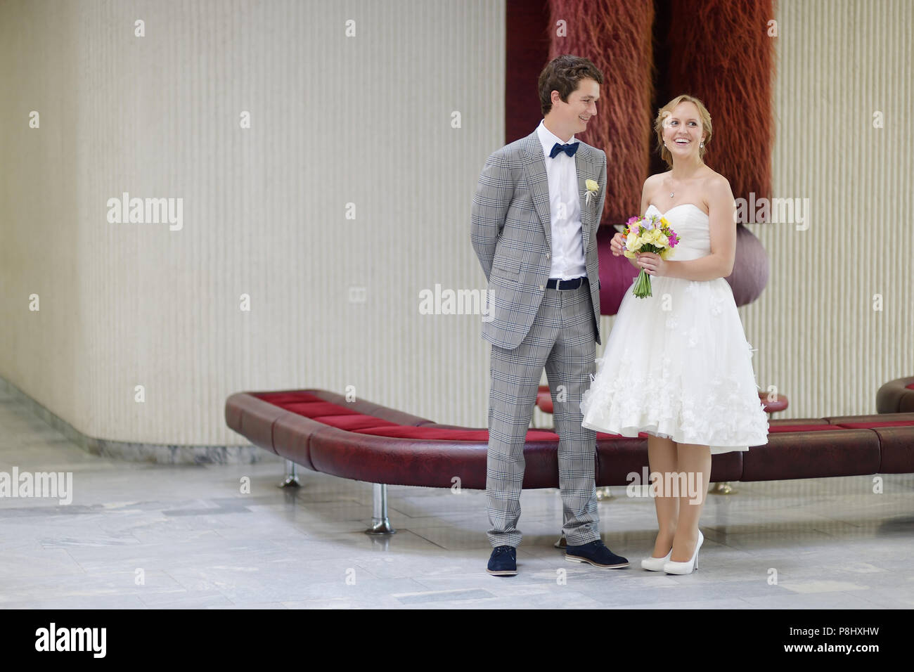 Junges Paar erhalten in einem Standesamt heiraten Stockfoto