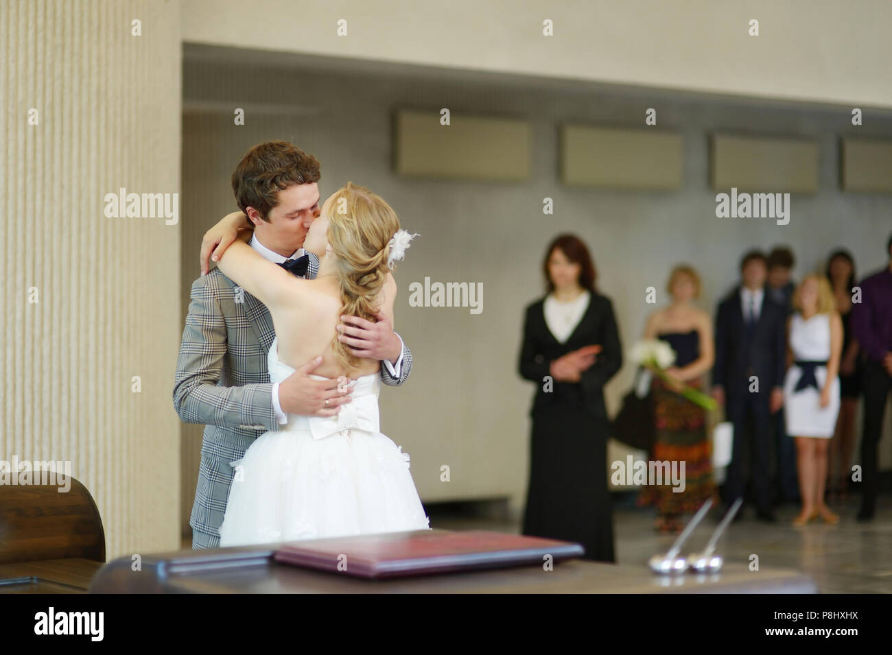 Junges Paar erhalten in einem Standesamt heiraten Stockfoto