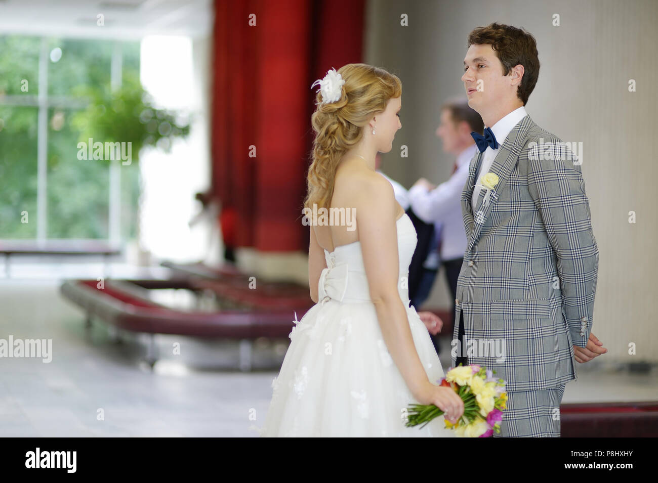 Junges Paar erhalten in einem Standesamt heiraten Stockfoto