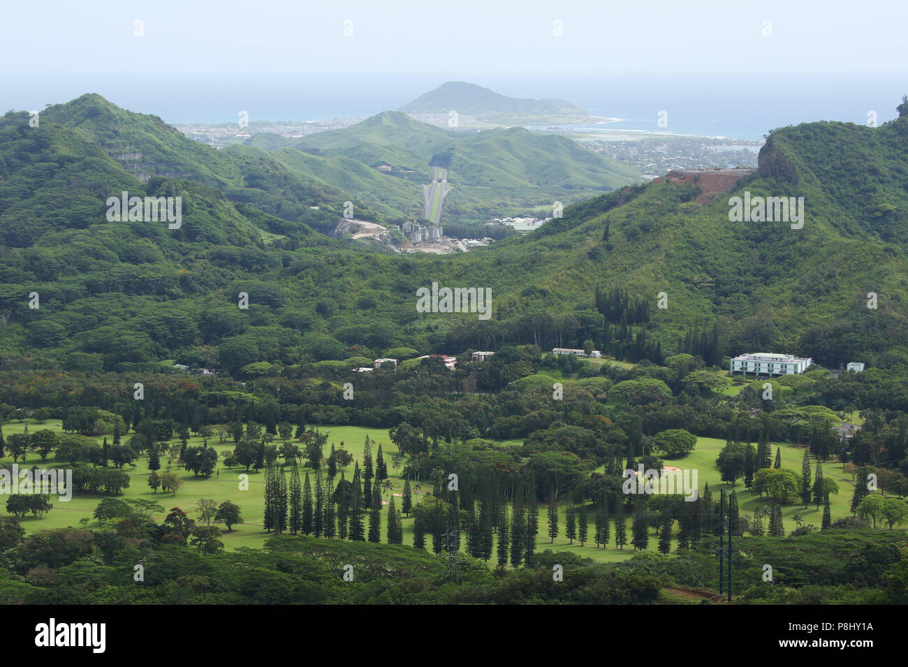 Ausblick auf das Tal von Nu'Uanu Pali Aussichtspunkt. Koolau Golf Club im Vordergrund. Insel Oahu, Hawaii, USA. Stockfoto