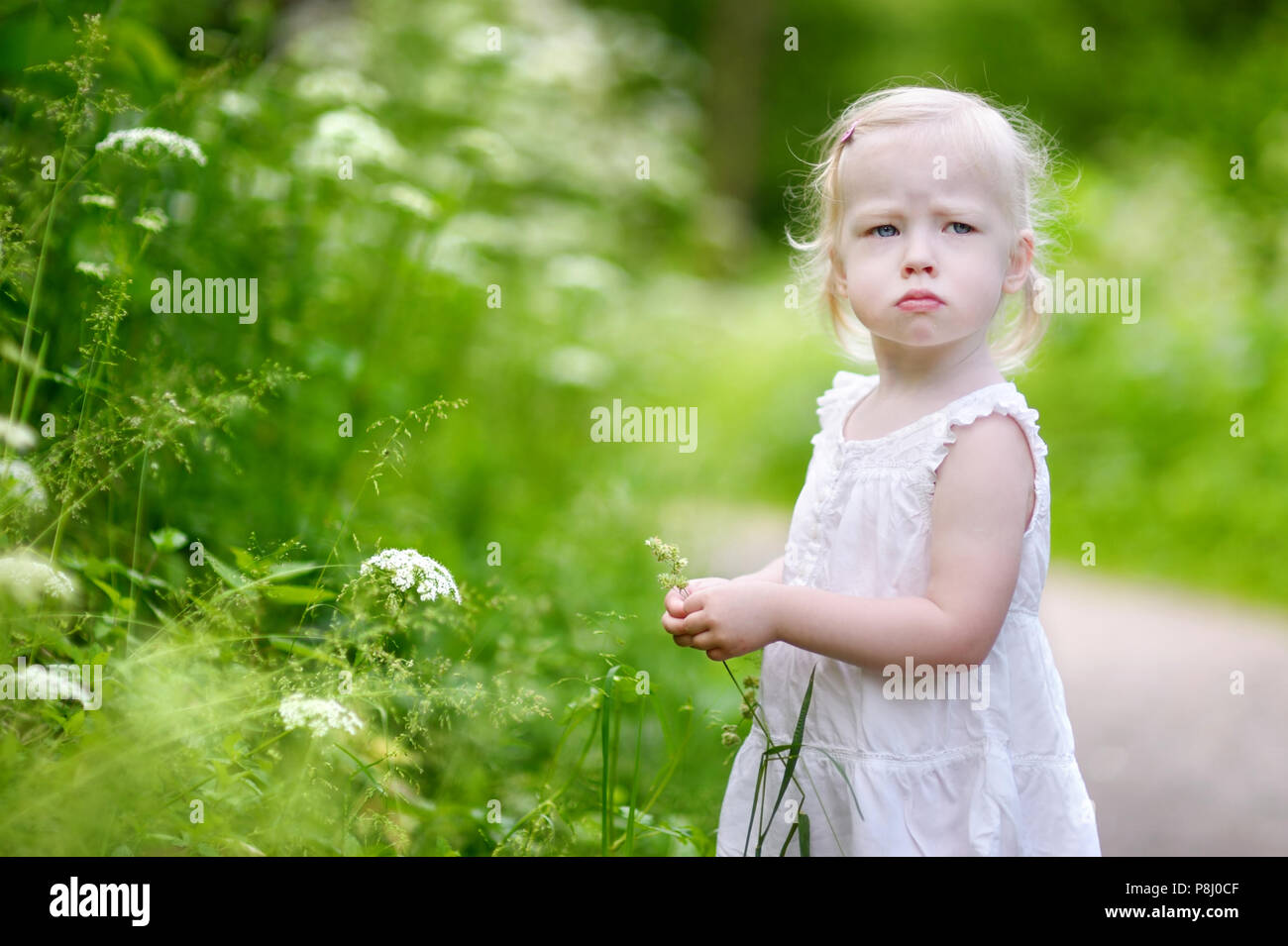 Porträt einer sehr wütend kleines Mädchen im Freien Stockfoto