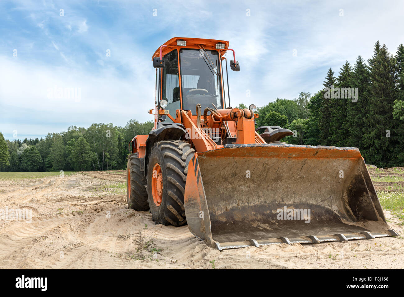 Radlader mit Tieflöffel stehen im Freien. Baumaschinen Stockfoto