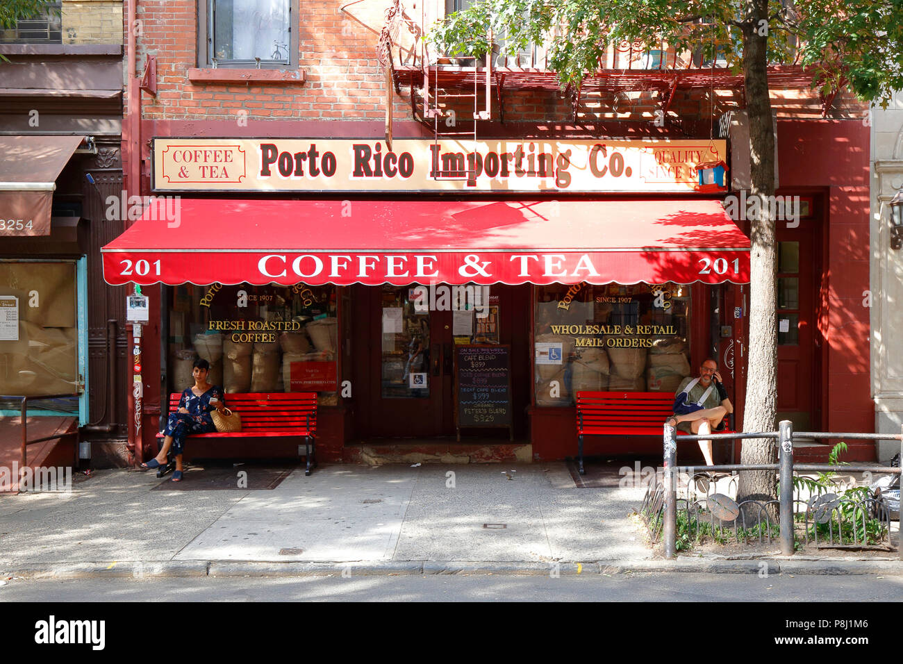 Porto Rico Import Co, 201 Bleecker St, New York, NY. aussen Storefront eines ganzen Bean Coffee Shop im Stadtteil East Village in Manhattan. Stockfoto