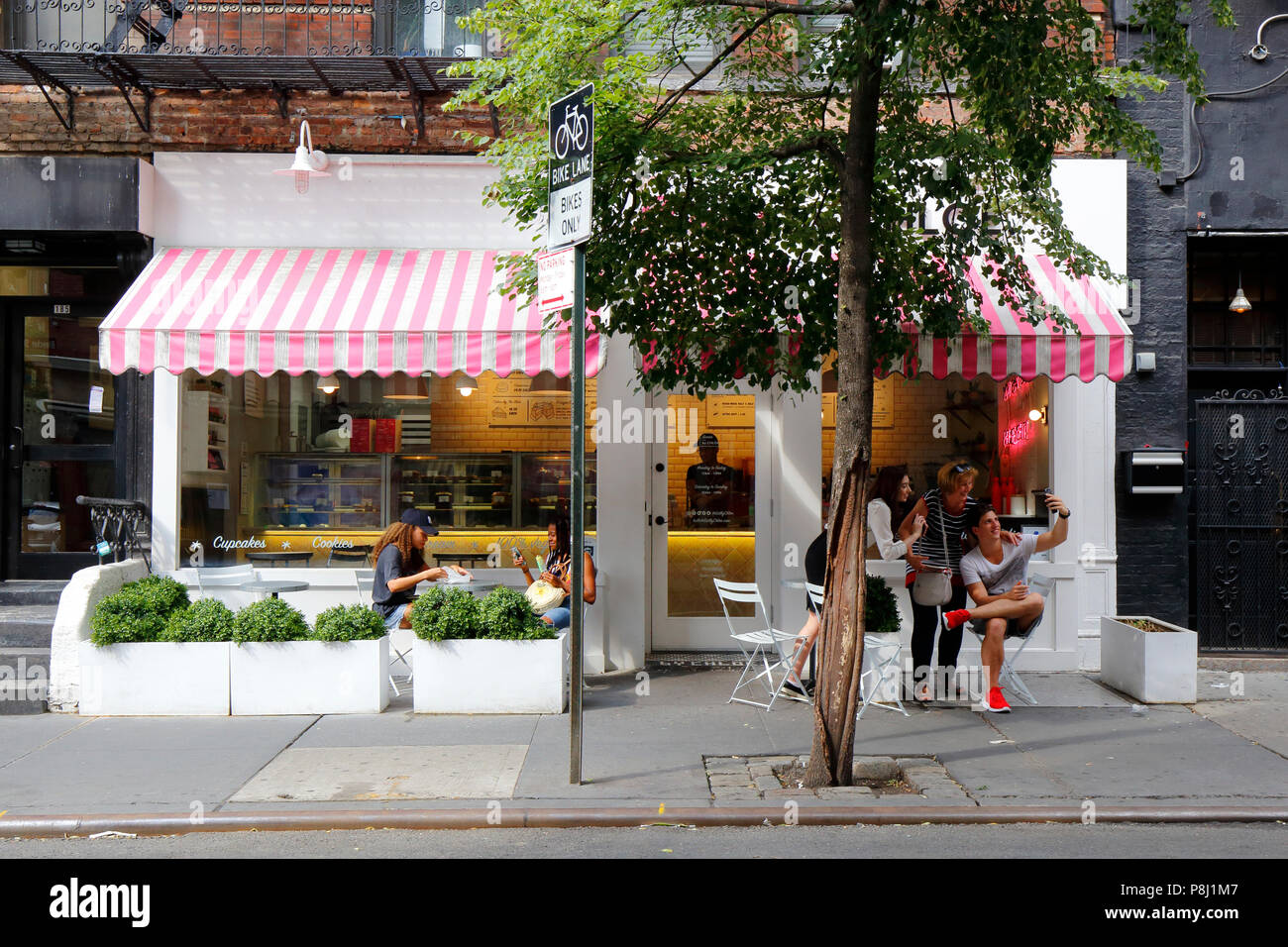 Spezialitäten von Chloe, 185 Bleecker St, New York, NY. aussen Verkaufsplattform für eine vegane Bäckerei und Straßencafé in Greenwich Village in Manhattan. Stockfoto