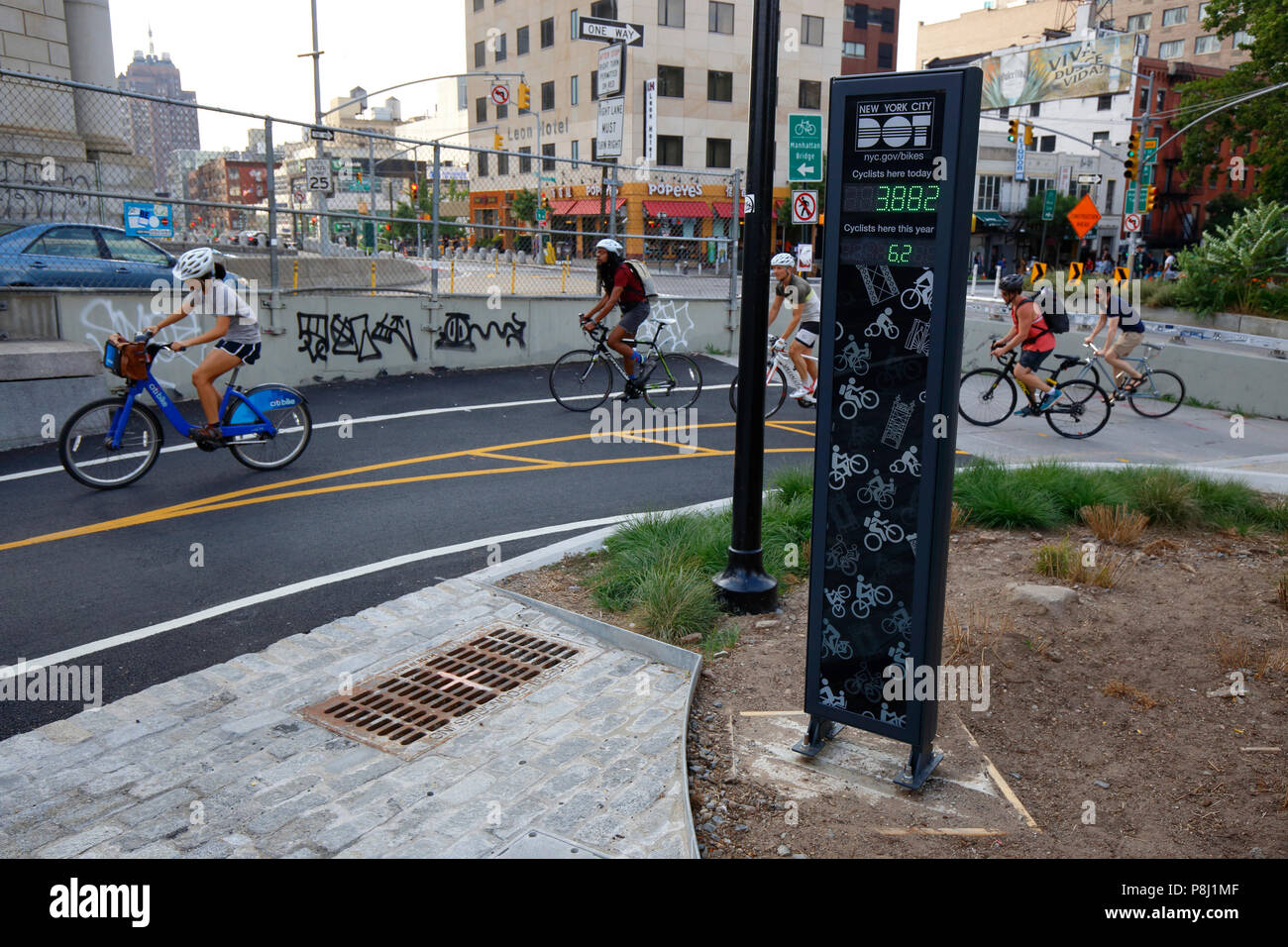 Radfahrer auf der Manhattan Bridge Zyklus der Vergangenheit der NYC erstes Fahrrad. Stockfoto