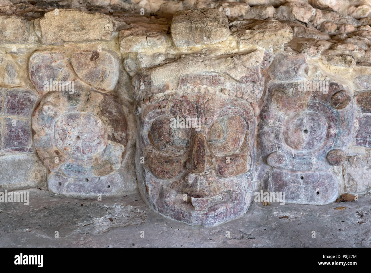 Stein Maske im Maya archäologische Stätte Edzna, Mexiko. Stockfoto