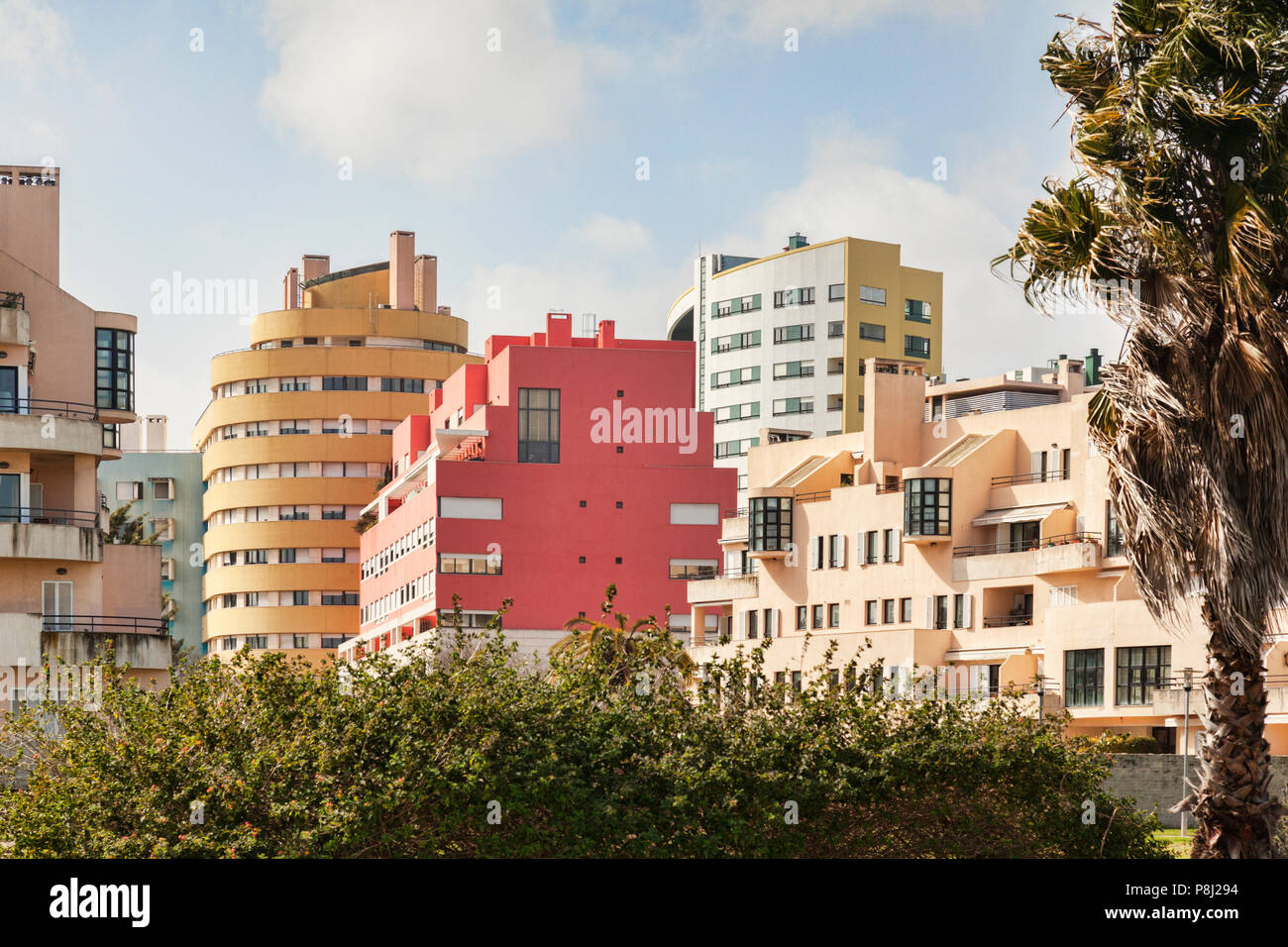 2. März 2018: Lissabon, Portugal - Farbenfrohe, moderne Apartment Gebäude in Alcochete, Sacavem Stockfoto