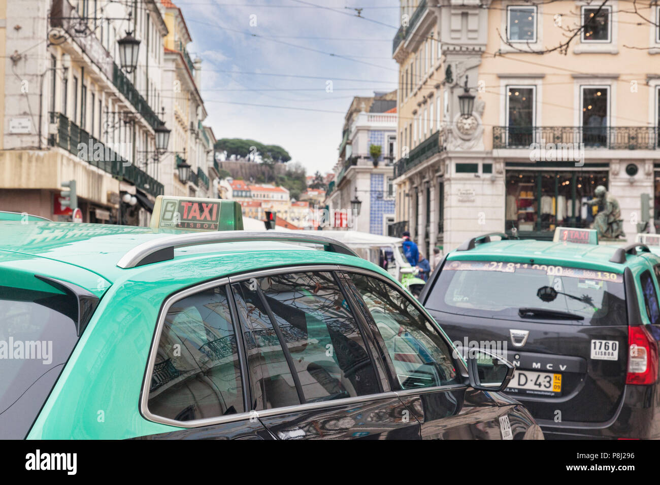 Vom 7. März 2018: Lissabon, Portugal - Taxis Stoßstange an Stoßstange in der zentralen Stadt. Fokus auf den Vordergrund. Stockfoto