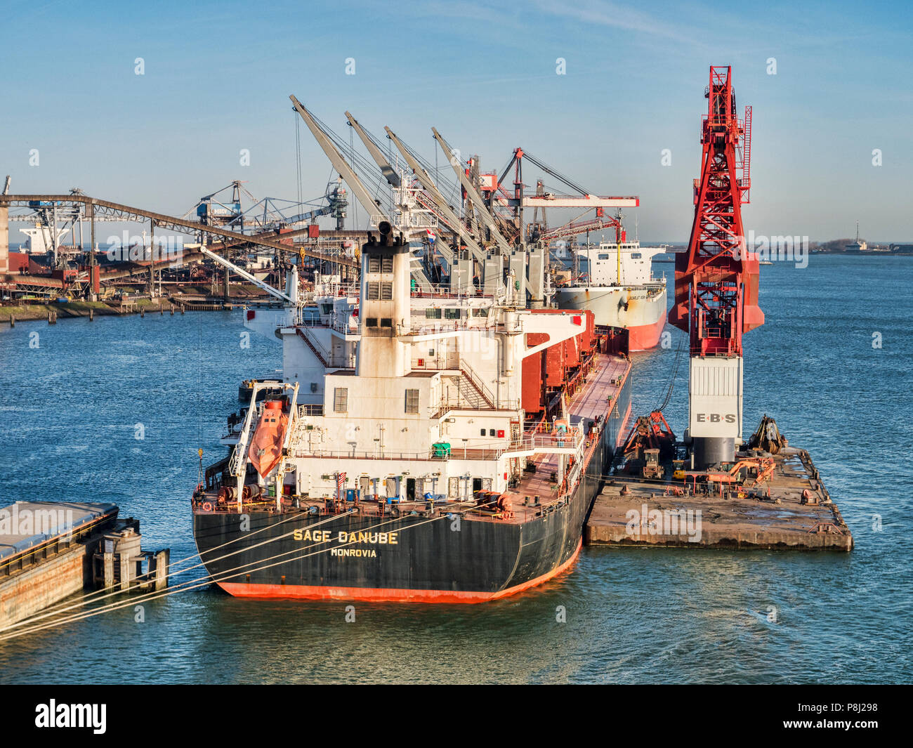 6. April 2018: Rotterdam, Niederlande - Salbei Donau bulk carrier im Hafen von Rotterdam auf einem sonnigen Frühling Morgen mit klaren blauen Himmel. Stockfoto