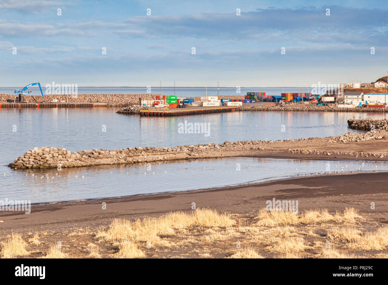 13. April 2018: Husavik, North Island - Container gestapelt auf der North Island Hafen in Husavik. Stockfoto