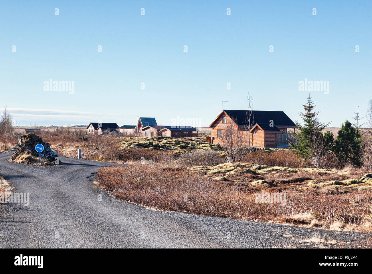 22. April 2018: Grimsnes, South Island - Isländische sommerhäuser an einem klaren Morgen. Stockfoto