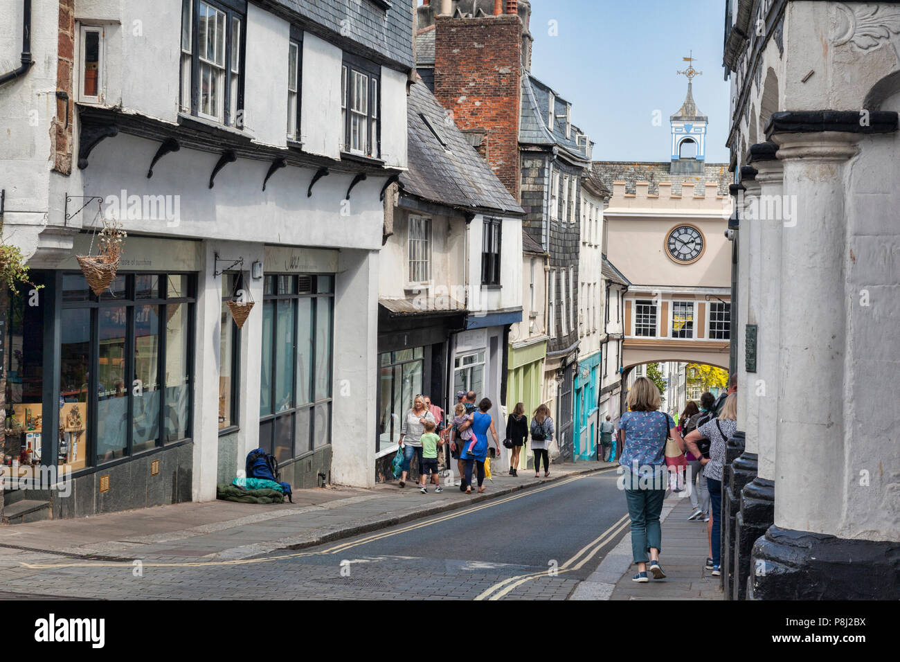 25. Mai 2018: Totnes, Devon, UK-Shopper und Touristen in der High Street. Stockfoto