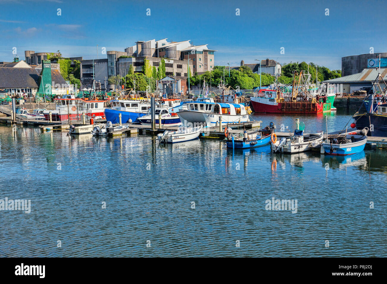 Vom 9. Juni 2018: Plymouth, Devon, Großbritannien - Das Barbican, mit Mehrfamilienhäusern und den Jachthafen. Stockfoto