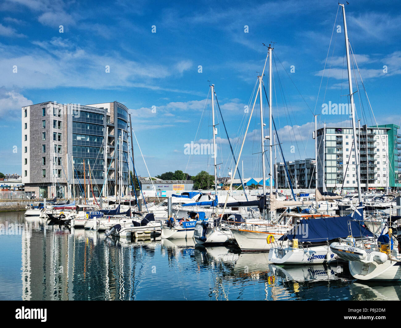 Vom 9. Juni 2018: Plymouth, Devon, UK-Sutton Pool, oder Sutton Harbour, und Apartments in Barbican Gegend der Stadt. Stockfoto