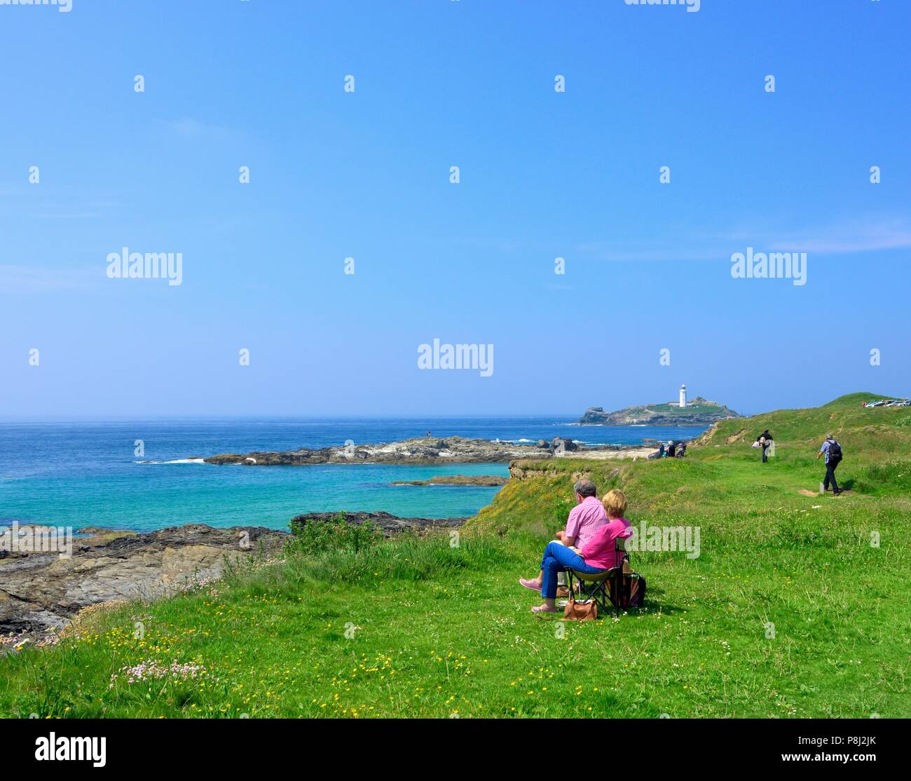 Ein Paar genießt die Aussicht auf godrevy Point, Gwithian, Heritage Coast Godrevy, Cornwall, England, Großbritannien Stockfoto