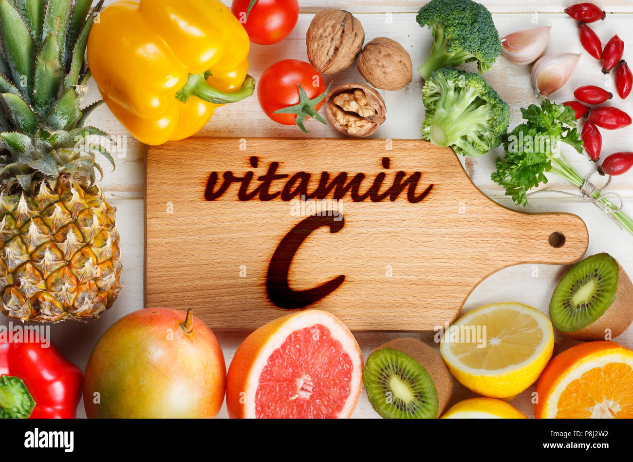 Vitamin C in Obst und Gemüse. Natürliche Produkte, die reich an Vitamin C wie Orangen, Zitronen, getrocknete Früchte Rose, rote Paprika, Kiwi, Petersilie, Knoblauch Stockfoto