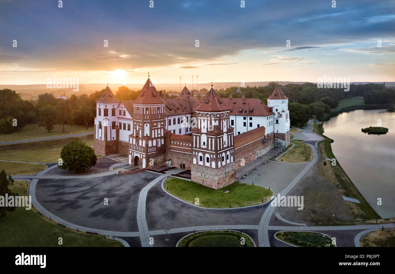 Luftaufnahme von Mir Burg auf Sunrise, Weißrussland Stockfoto