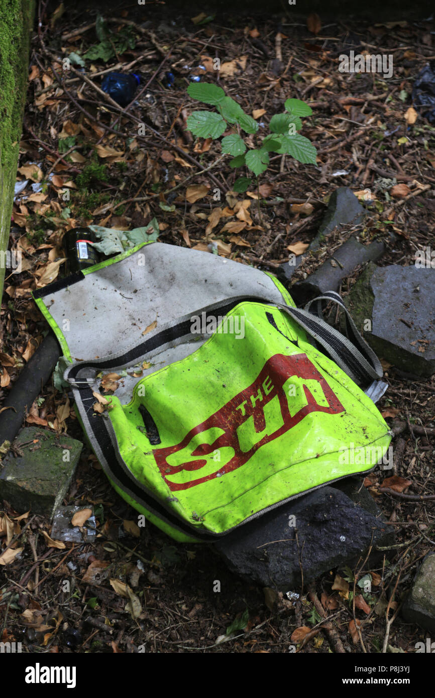 Zeitung Beutel in der englischen Landschaft, UK verworfen. Stockfoto