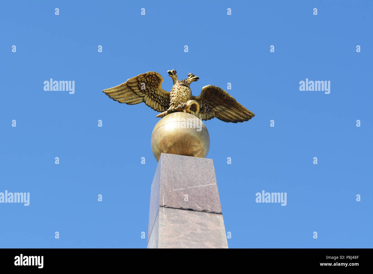 Golden zweiköpfigen Adler von Russland Skulptur auf dem Stein der Kaiserin Obelisk auf dem Marktplatz, Helsinki Stockfoto