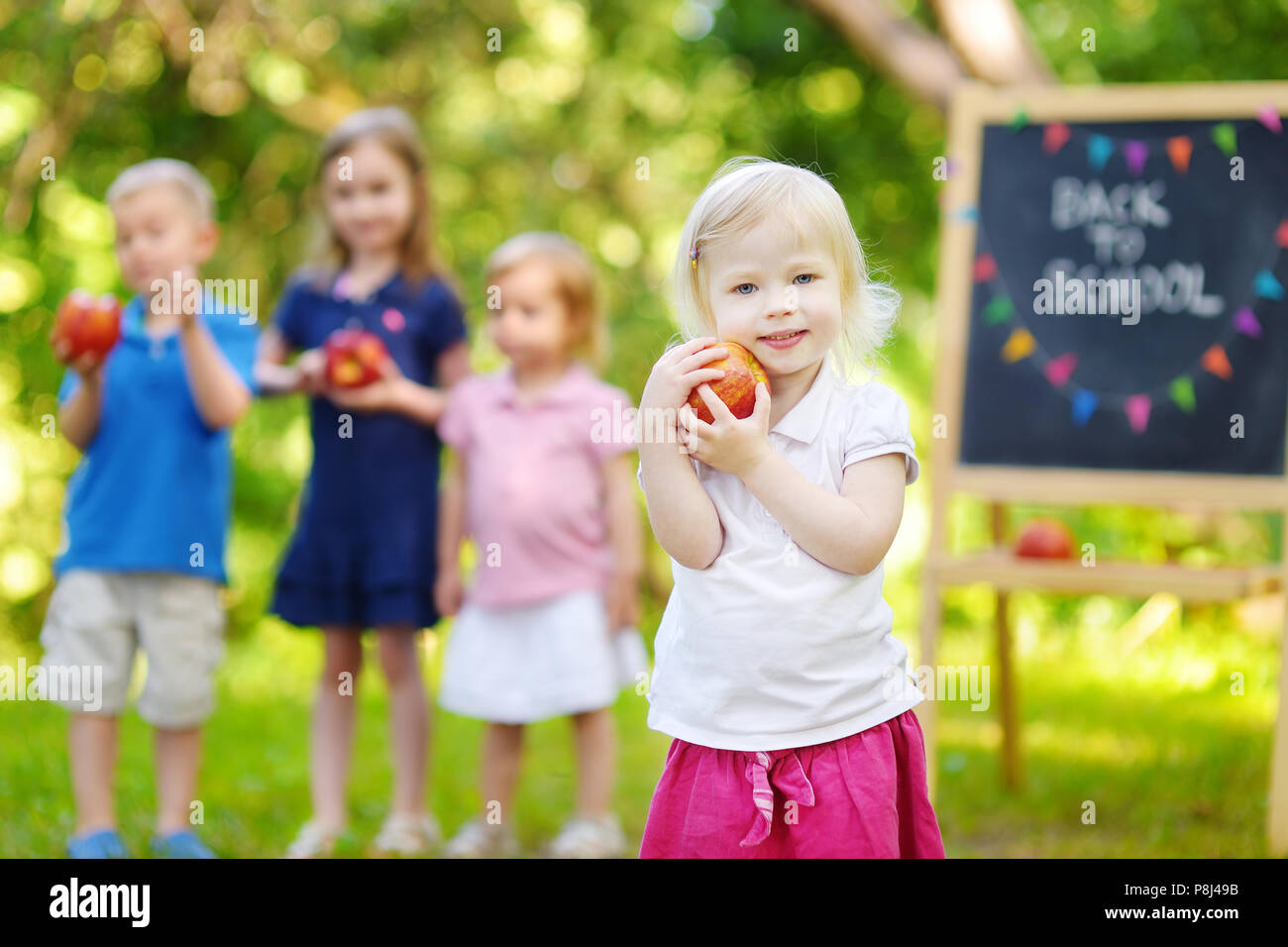 Adorable Little girl Gefühl über die Vorschule für die erste Zeit aufgeregt Stockfoto