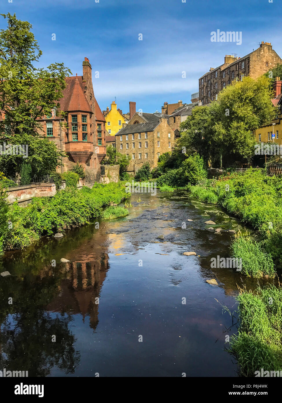 Historische und malerische Dean Village in Edinburgh, Schottland mit Wasser des Leith läuft Stockfoto