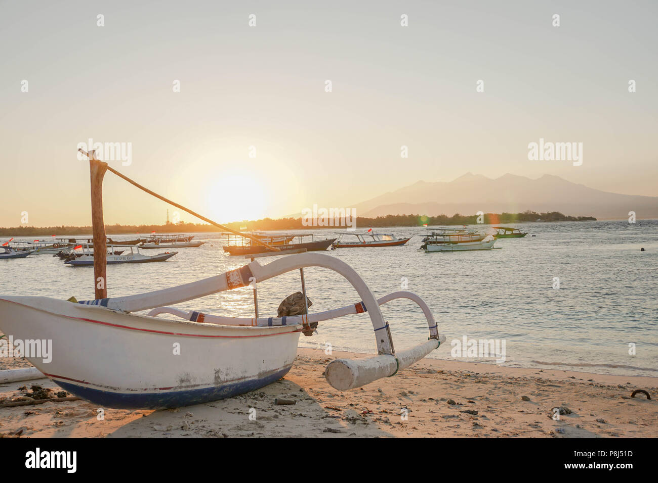 Ein Boot auf Gili Trawangan Beach mit rinjani anzeigen Stockfoto