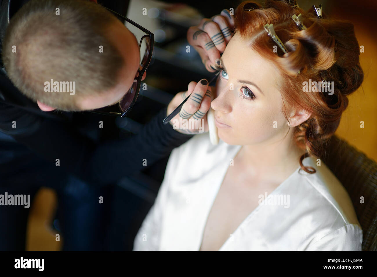 Junge schöne Braut Hochzeit Schminken von professionellen Make-up artist Stockfoto