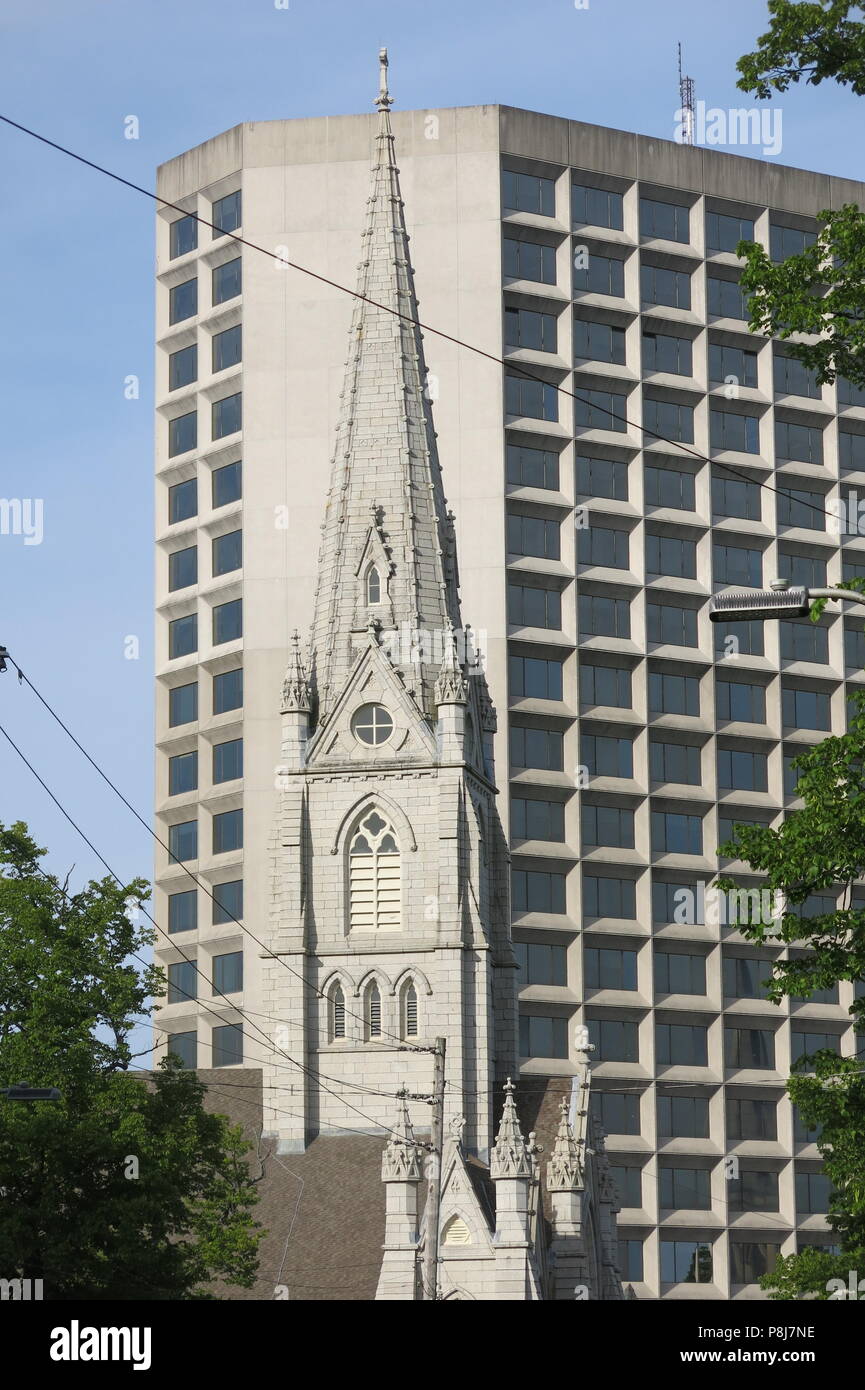 Der Kontrast von alten und modernen mit dem Granit spire (höchste in N. A.) der St Mary's katholische Basilika neben der konkreten Gebäude nebenan Stockfoto