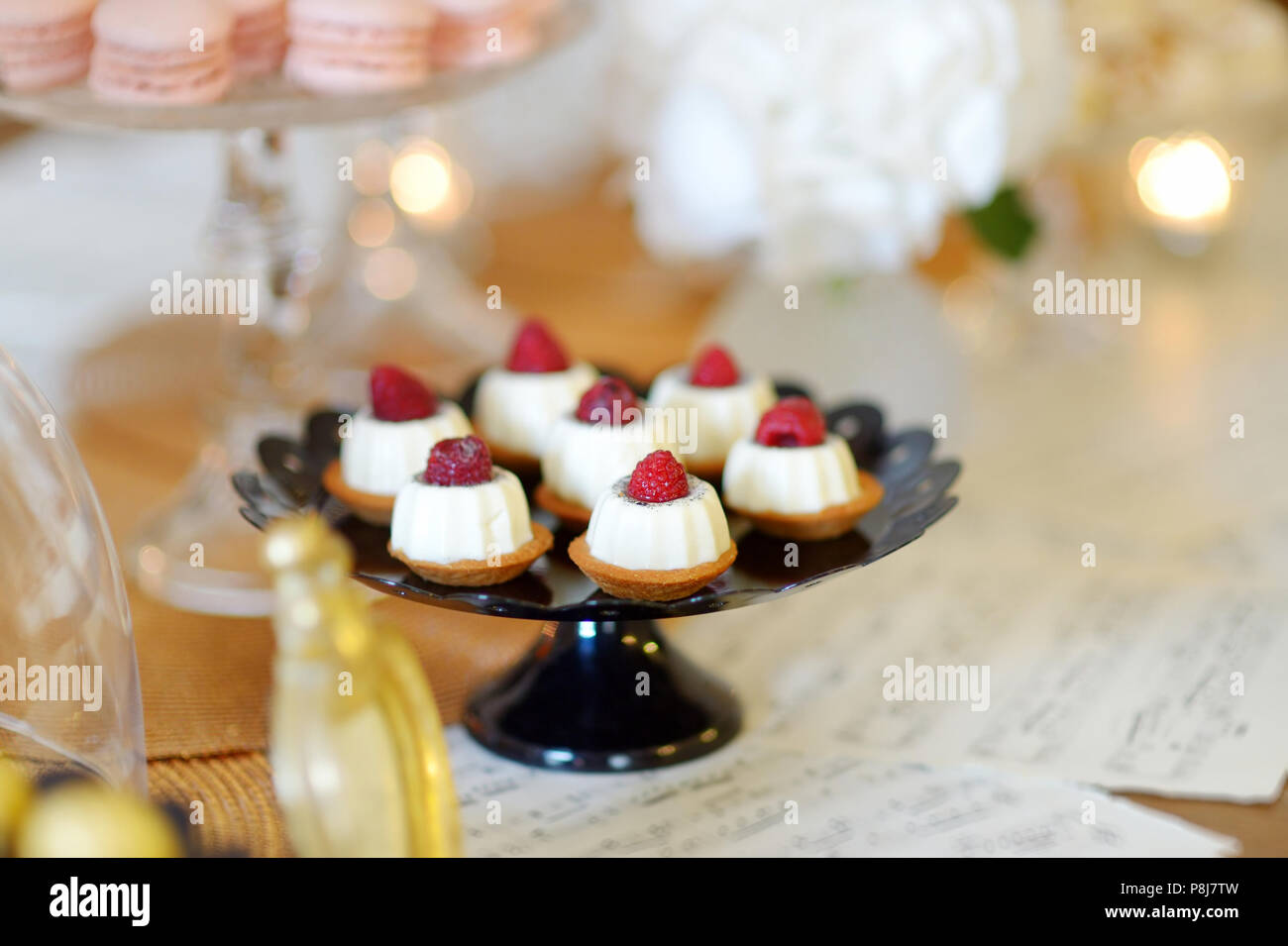 Schone Desserts Sussspeisen Und Sussigkeiten Tisch Bei Hochzeit Ot Andere Veranstaltung Stockfotografie Alamy