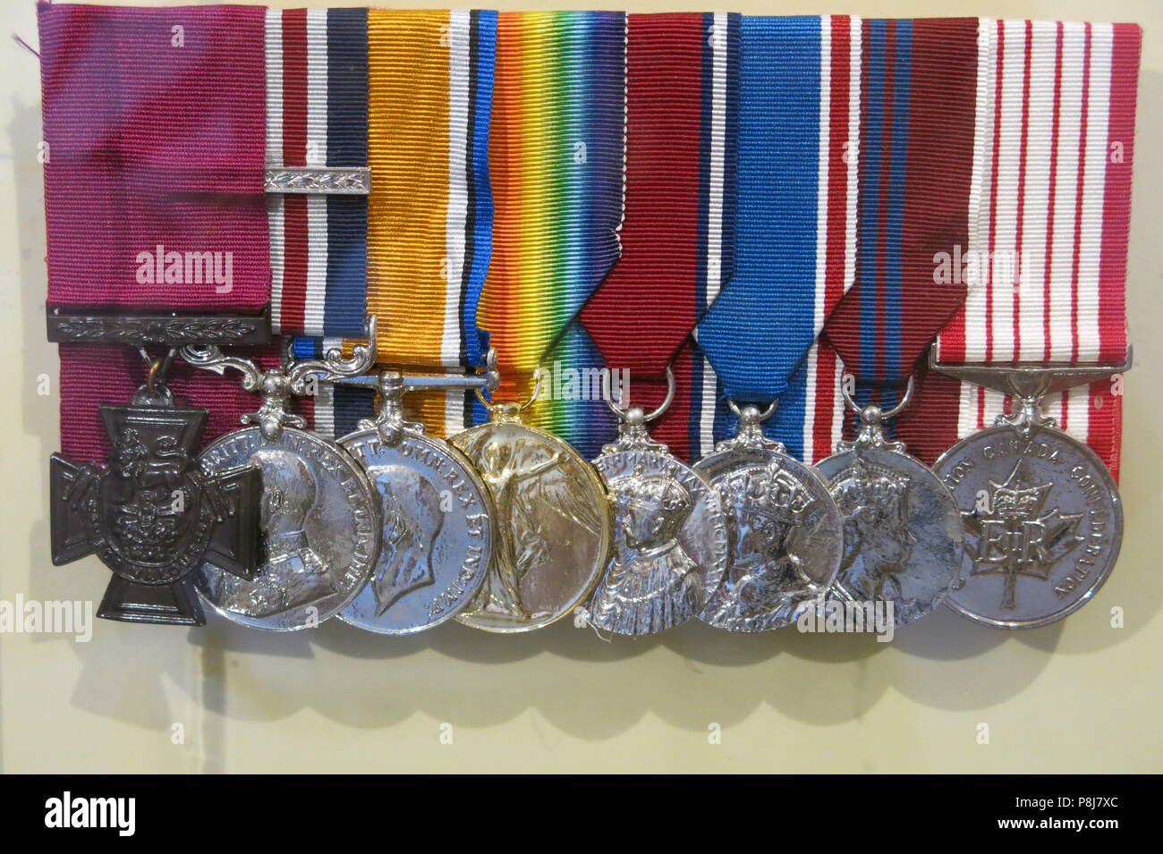 Eine Reihe von acht militärische Medaillen auf ihren bunten Bänder, für  Edelmut und Service im Krieg, in einer Vitrine im Halifax Citadel  Stockfotografie - Alamy