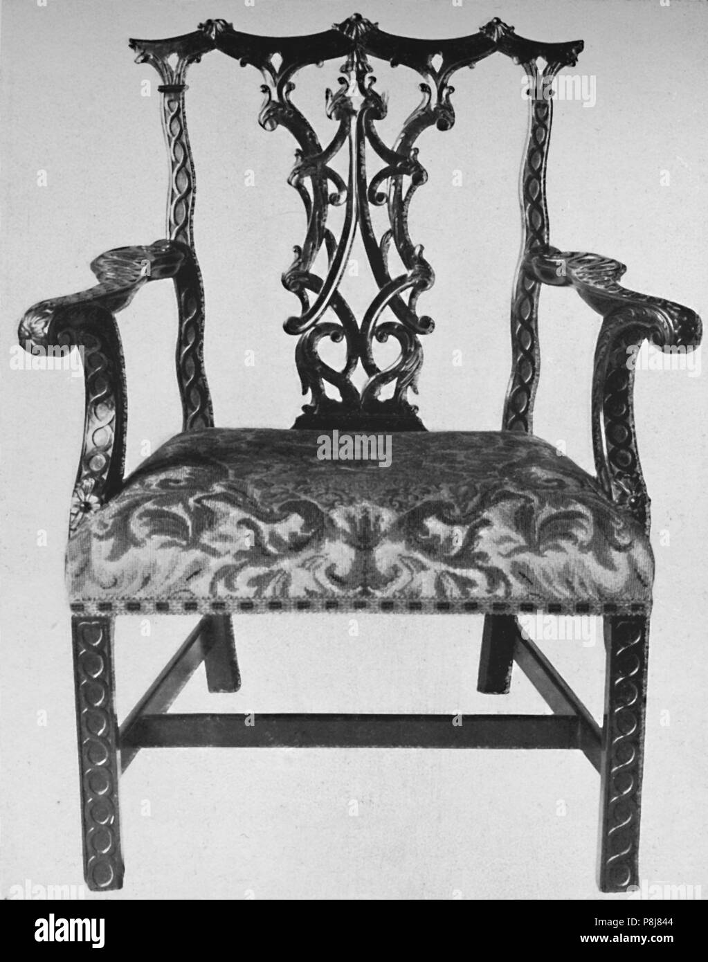 "Chinesische Chippendale Elbow-Chair mit Sitz in der zeitgenössischen Handarbeit", Mitte des 18. Jahrhunderts (1928). Artist: Thomas Chippendale. Stockfoto