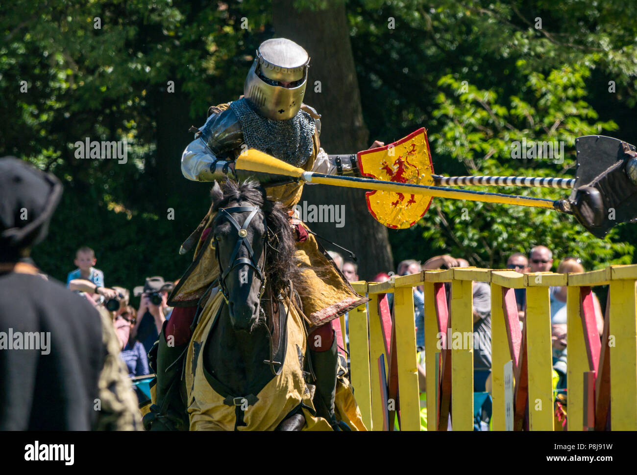 Medieval Jousting, Linlithgow Palace, Schottland, Großbritannien. HES Sommer Unterhaltung von Les Amis D'Onno equine stunt Team. Ritter zu Pferde Turnier Stockfoto
