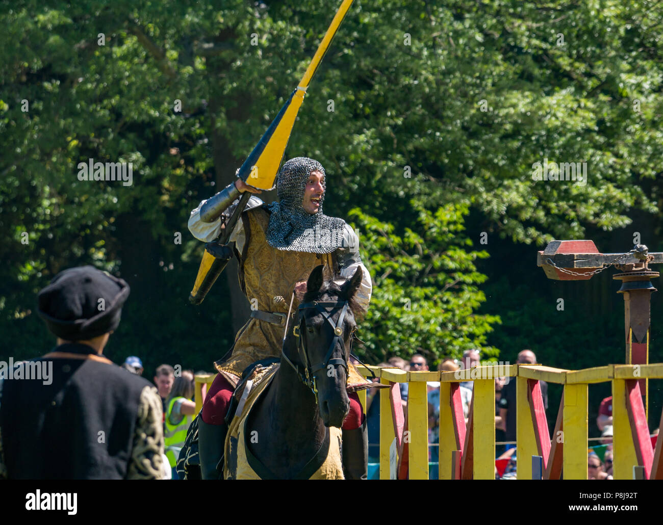 Medieval Jousting, Linlithgow Palace, Schottland, Großbritannien. Sommer Unterhaltung von Les Amis D'Onno equine stunt Team. Ritter auf Pferd hits Target mit Lanze Stockfoto