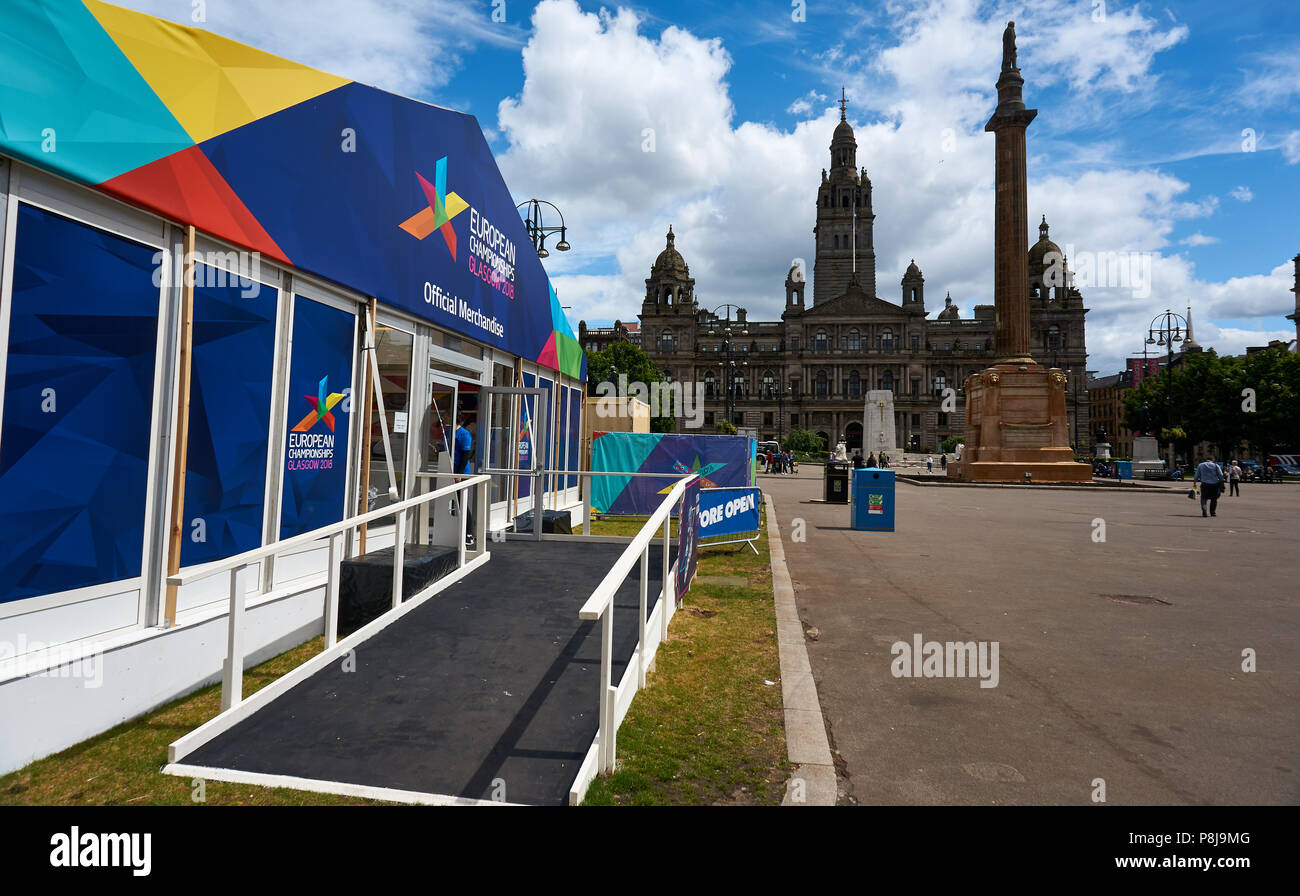 Ein Geschäft mit Waren für die Europameisterschaft 2018 in Glasgow wurde am George Square in Vorbereitung auf die Eröffnung im August eingestellt. Stockfoto