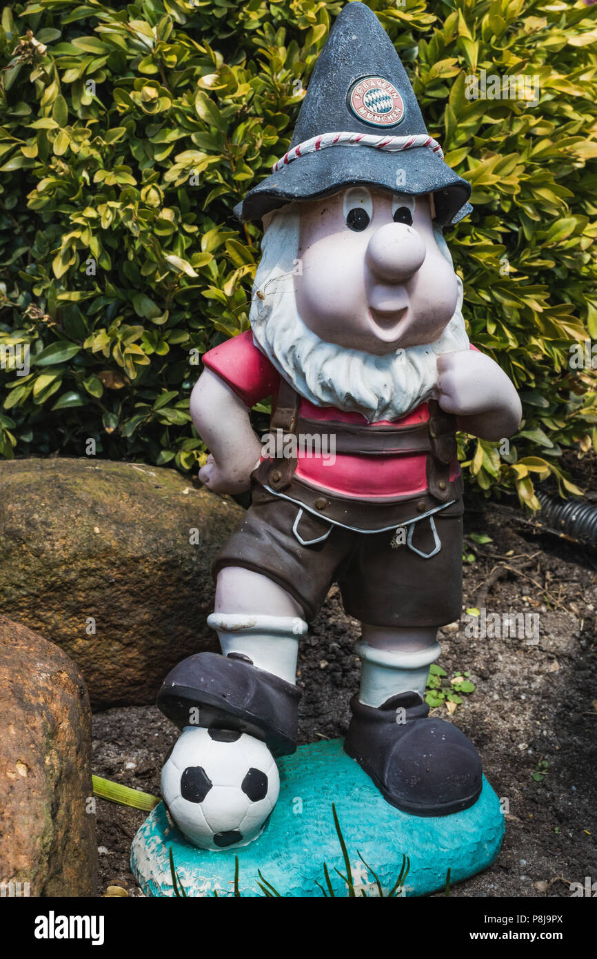 Lustige Gartenzwerg ein Fußball-Fan des FC Bayern München in Deutschland  Stockfotografie - Alamy