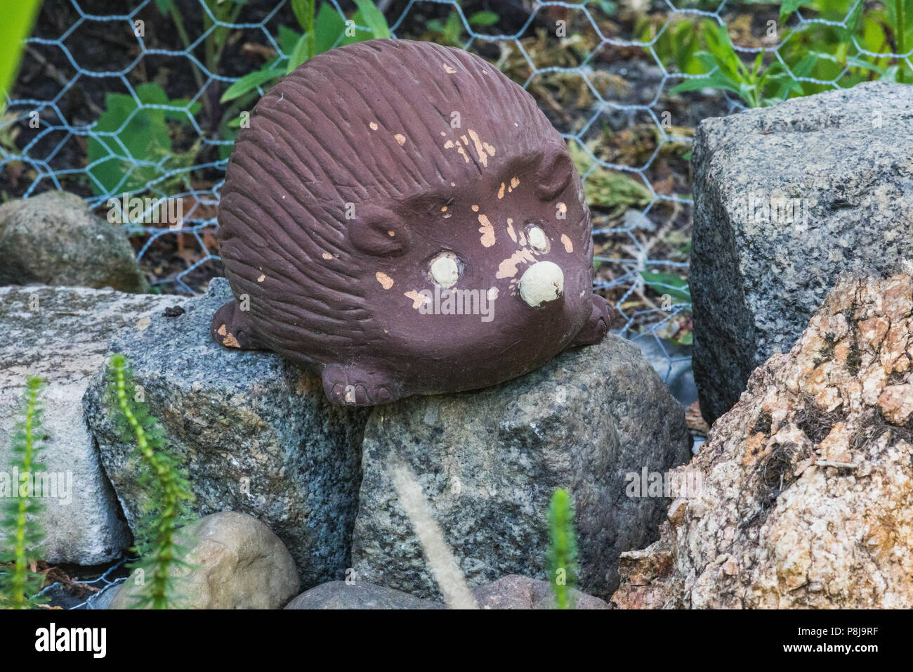 Schönen kleinen Garten Statue einer braunen Igel in Deutschland Stockfoto