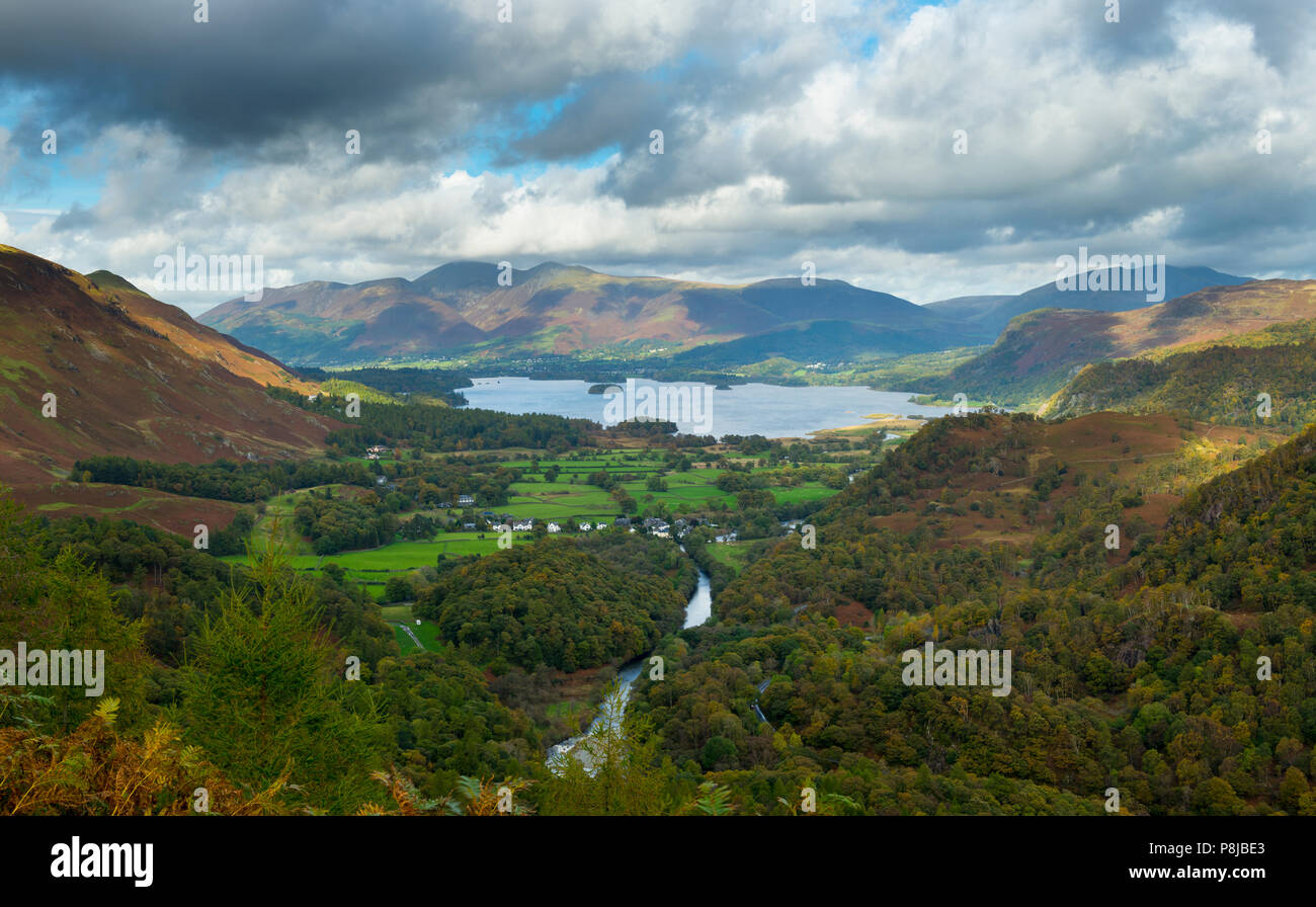 Die Ansicht der Borrowdale und Derwent Water vom Gipfel des Schloss Crag, englischen Lake District. Stockfoto