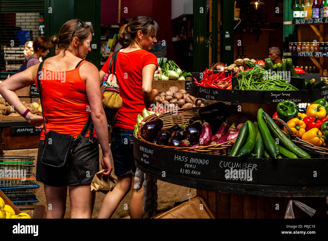 Junge Frauen Shopping für Gemüse, Borough Market, London, England Stockfoto