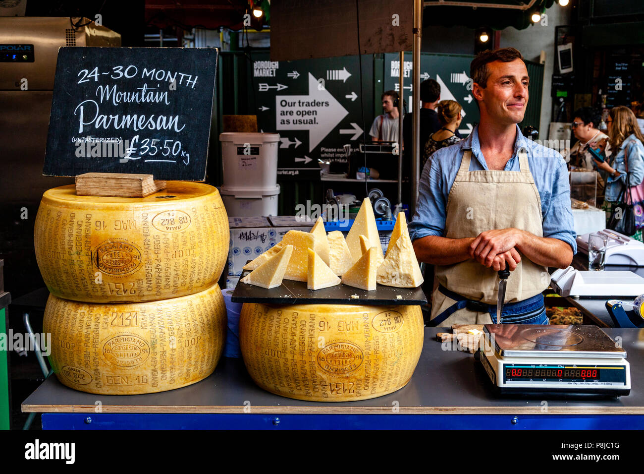 Ein Mann Verkauf von Käse ist ein Käse, der Stall in Borough Market, London, England Stockfoto