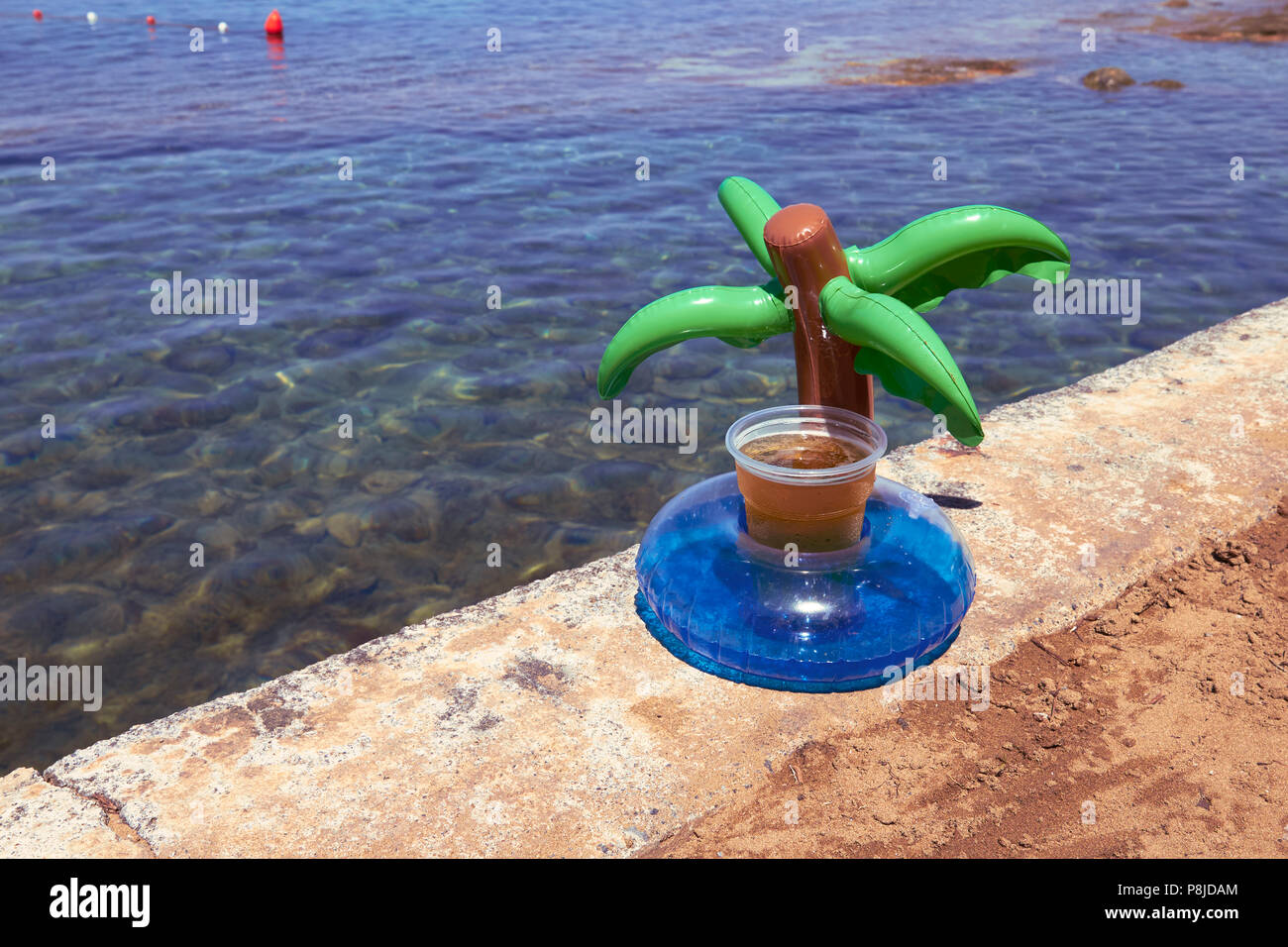 Aufblasbare Palme Getränkehalter mit Bier am Strand Stockfotografie - Alamy