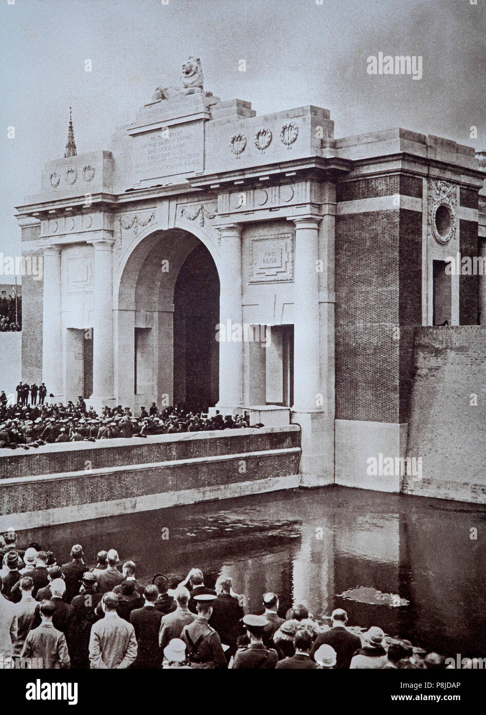 Die Menin Gate Memorial zu den fehlenden ist ein Kriegerdenkmal in Ypern, Belgien, gewidmet der Britische und Commonwealth Soldaten, die im Ypernbogens des Zweiten Weltkrieges getötet wurden ich und ihre Gräber sind unbekannt. Die Gedenkstätte ist am östlichen Ausgang der Stadt gelegen, bildet den Ausgangspunkt für eine der wichtigsten Straßen der Stadt, die alliierten Soldaten an die Front geführt. Von Sir Reginald Blomfield entworfen und gebaut und von der Commonwealth Kriegsgräber Kommission gepflegt, die Menin Gate Memorial wurde am 24. Juli 1927 von Feldmarschall Lord Plumer vorgestellt. Stockfoto