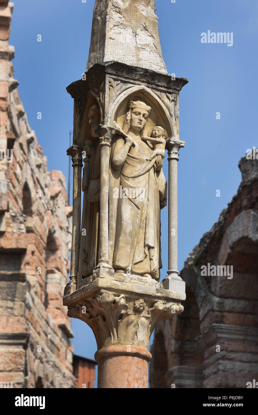 Mittelalterliche Spalte mit Aedicule von Madonna. Römischen Kolosseum der Arena, der äußeren verbleibenden Wand, Verona Venetien Italien Italienisch Stockfoto