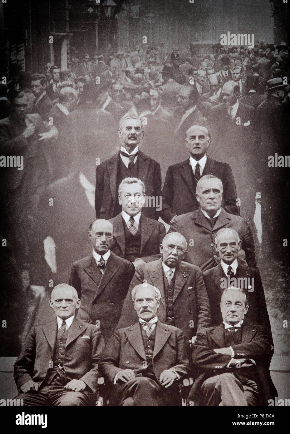 Nach dem Crash an der Wall Street und der Großen Depression von 1929, der Großbritannien Finanzkrise wuchs schlimmer und entscheidende Maßnahmen der Regierung notwendig war. Die Führer der beiden der Konservativen und Liberalen Parteien trafen sich mit King George V, und MacDonald, zunächst die Unterstützung für die Maßnahmen, die zu einem späteren Zeitpunkt genommen werden, aber die Form der nächsten Regierung zu besprechen, zu diskutieren. Der König spielte eine zentrale Rolle bei der anspruchsvollen eine nationale Regierung gebildet werden. Am 24. August, MacDonald vereinbart und eine nationale Regierung aus Menschen aller Parteien mit dem Ziel der Vereinbarkeit mit dem Haushalt und die Wiederherstellung des Vertrauens gebildet. Stockfoto Nach dem Crash an der Wall Street und der Großen Depression von 1929, der Großbritannien Finanzkrise wuchs schlimmer und entscheidende Maßnahmen der Regierung notwendig war. Die Führer der beiden der Konservativen und Liberalen Parteien trafen sich mit King George V, und MacDonald, zunächst die Unterstützung für die Maßnahmen, die zu einem späteren Zeitpunkt genommen werden, aber die Form der nächsten Regierung zu besprechen, zu diskutieren. Der König spielte eine zentrale Rolle bei der anspruchsvollen eine nationale Regierung gebildet werden. Am 24. August, MacDonald vereinbart und eine nationale Regierung aus Menschen aller Parteien mit dem Ziel der Vereinbarkeit mit dem Haushalt und die Wiederherstellung des Vertrauens gebildet. Stockfoto