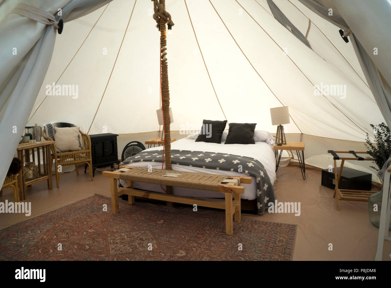 Kollektive Retreats wurde errichtet, 37 Zelten auf Governors Island für Luxus  Camping zwischen Mai und Ende Oktober. Der Campingplatz Gesichter der  Hudson Rive Stockfotografie - Alamy