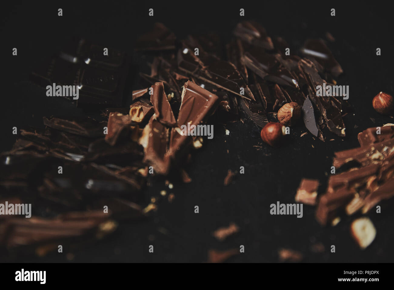 Closeup Schokoriegel auf dunklem Hintergrund zerquetscht. Ansicht von oben, kulinarischen Hintergrund Stockfoto