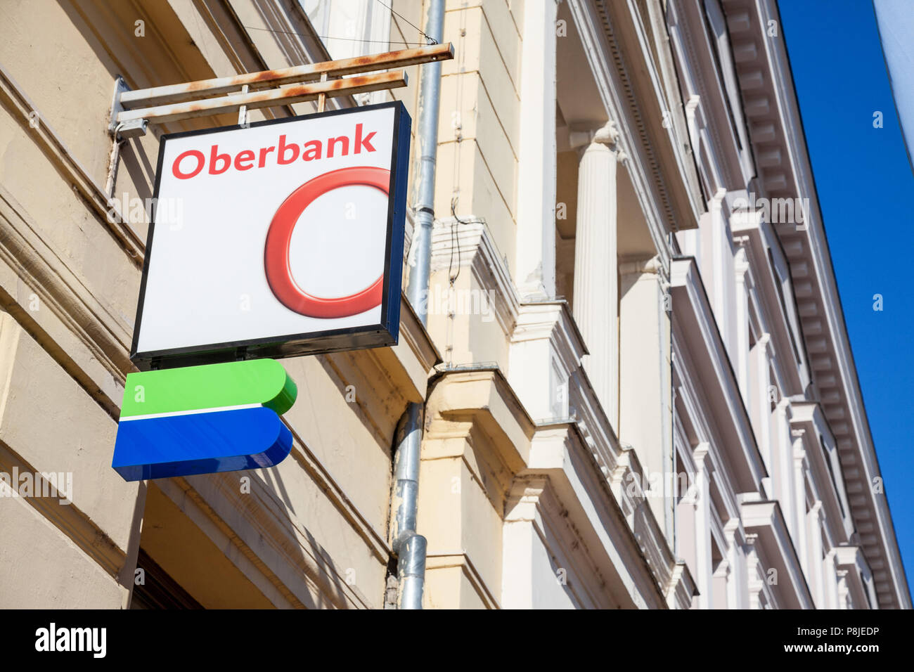 SZEGED, UNGARN, 3. Juli 2018: Oberbank Logo auf der Hausbank im Zentrum von Szeged. Oberbank ist eine österreichische Bank, in Mitteleuropa zu investieren, p Stockfoto