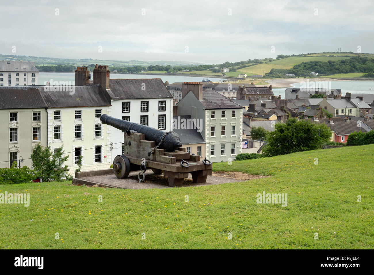 Youghal, Irland. Eine alte Pistole Cannon an der Hochschule Gärten in der Raleigh Viertel gelegen, mit Blick auf die Stadt und den Fluss Blackwater. Stockfoto